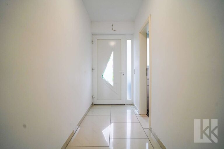 Entree mit Zugang zum...