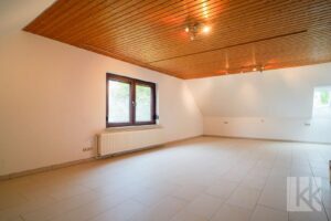 Großes Wohnzimmer im Lounge-Stil