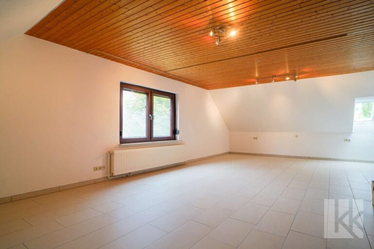 Großes Wohnzimmer im Lounge-Stil