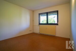 Außerdem ein Schlafzimmer, ...