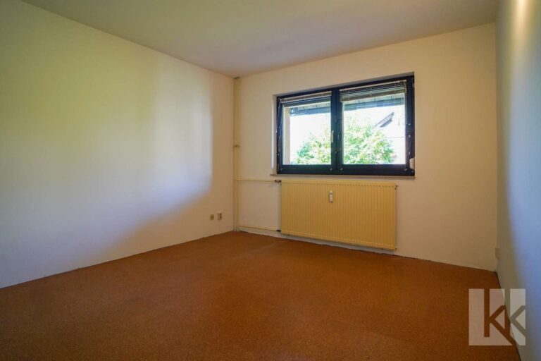 Außerdem ein Schlafzimmer, ...