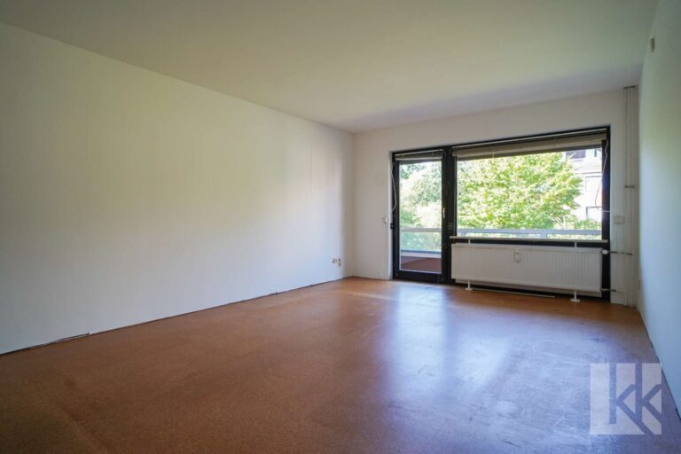 Ein lichtdurchflutetes Wohnzimmer führt auf den...