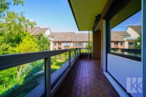 ...riesigen Balkon mit...