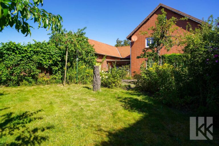 Eingewachsener Garten mit...