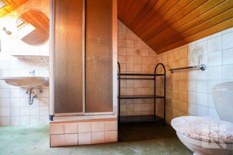 Aktuelles Badezimmer mit Dusche und...