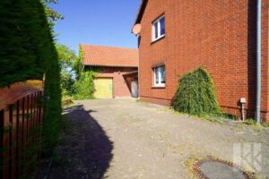 Stellplätze in der Einfahrt und...