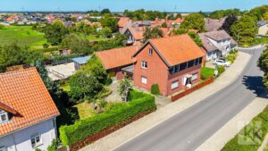 Hausansicht mit Garten