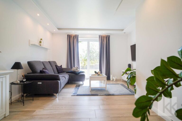 Ein separates Wohnzimmer, getrennt durch...