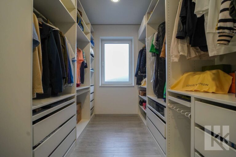 ...begehbarem Kleiderschrank