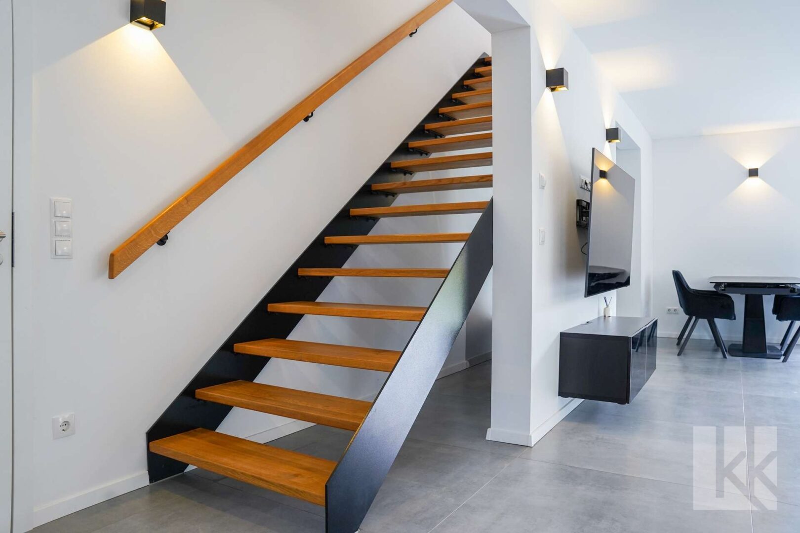 Die einzigartige Treppe verbindet die Stockwerke elegant