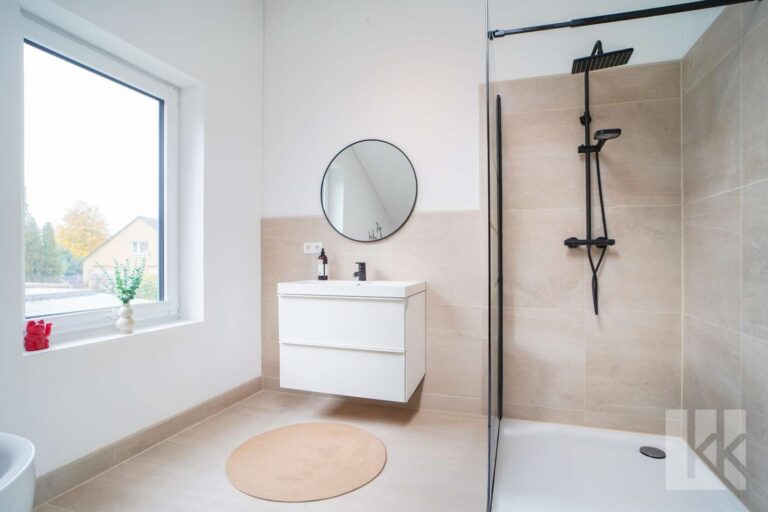 Außerdem: Ein modernes Badezimmer mit Dusche und...