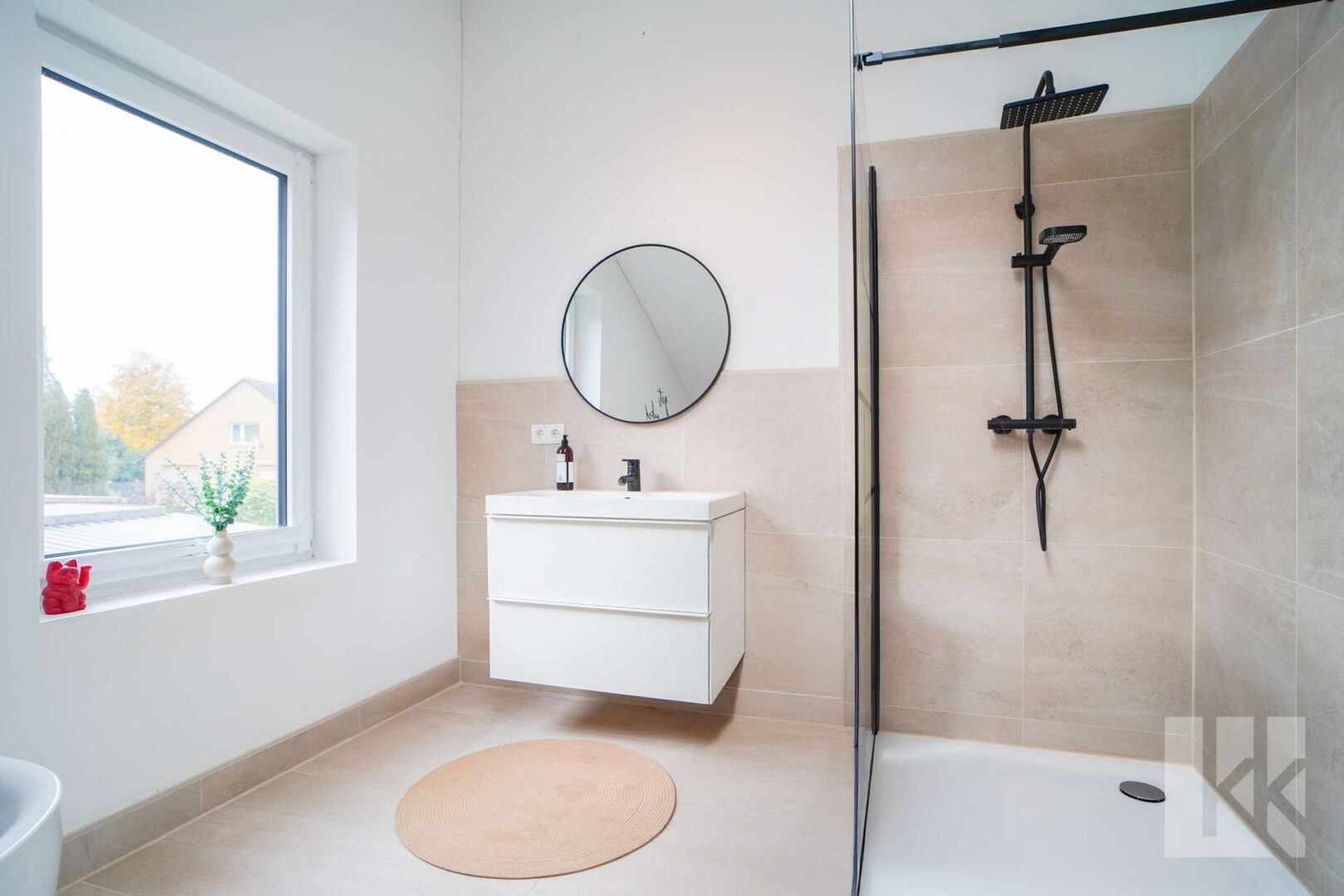 Außerdem: Ein modernes Badezimmer mit Dusche und...