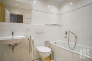 Das Badezimmer mit Badewanne und...