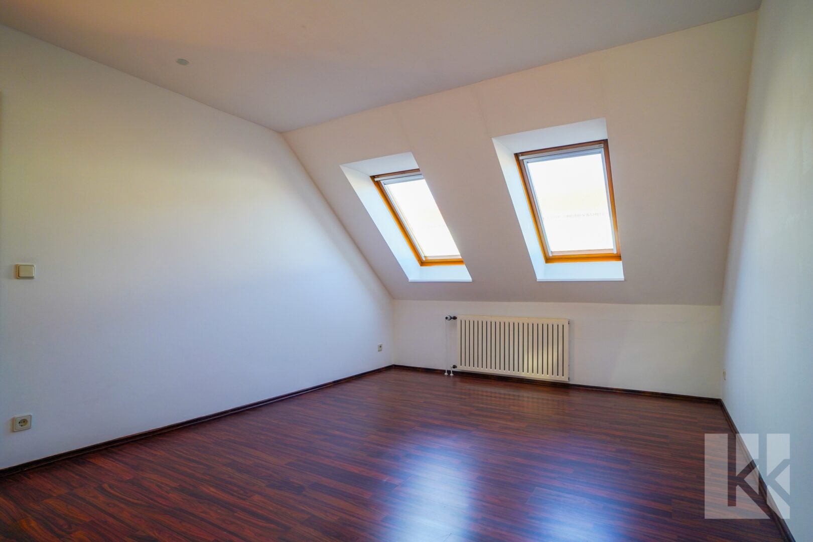 Schlafzimmer mit viel Tageslicht