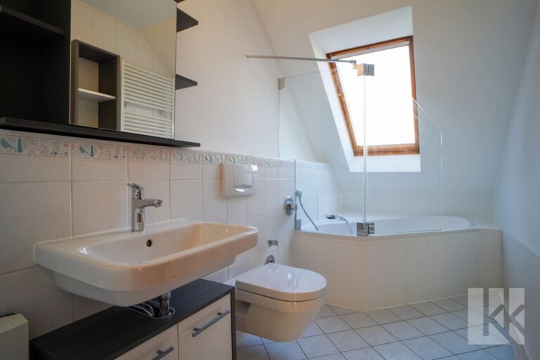 Badezimmer mit Eckbadewanne