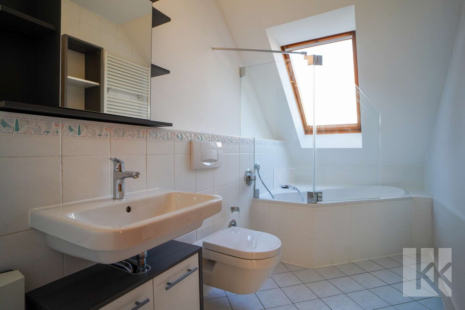 Badezimmer mit Eckbadewanne