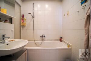 ...und ein Badezimmer.