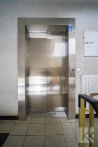 Ein Aufzug führt nach oben