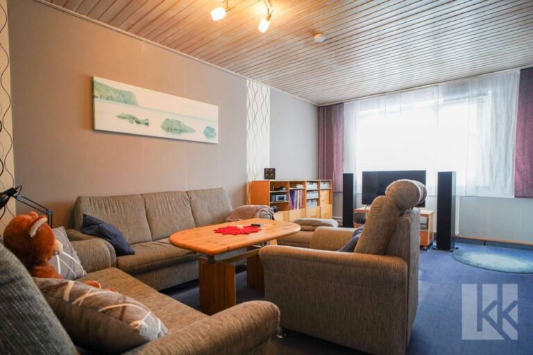 ...das große Wohnzimmer mit Zugang...