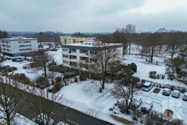 Das Haus, umgeben von viel Grün