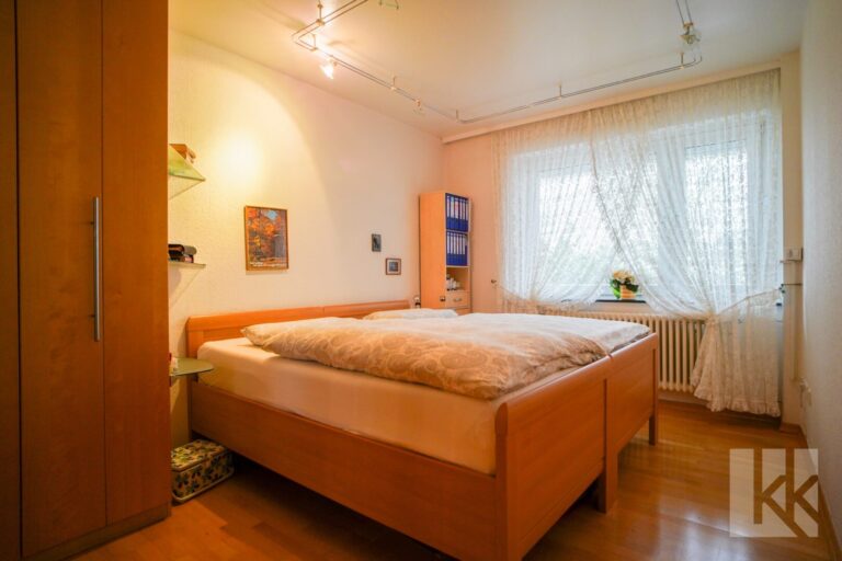 Ein geräumiges Schlafzimmer mit…