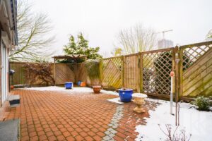 Das Highlight: Die riesige L-förmige Terrasse mit...