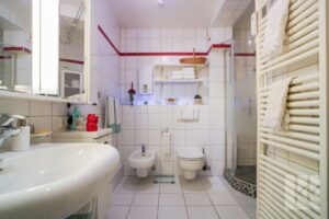 Großes Badezimmer mit …