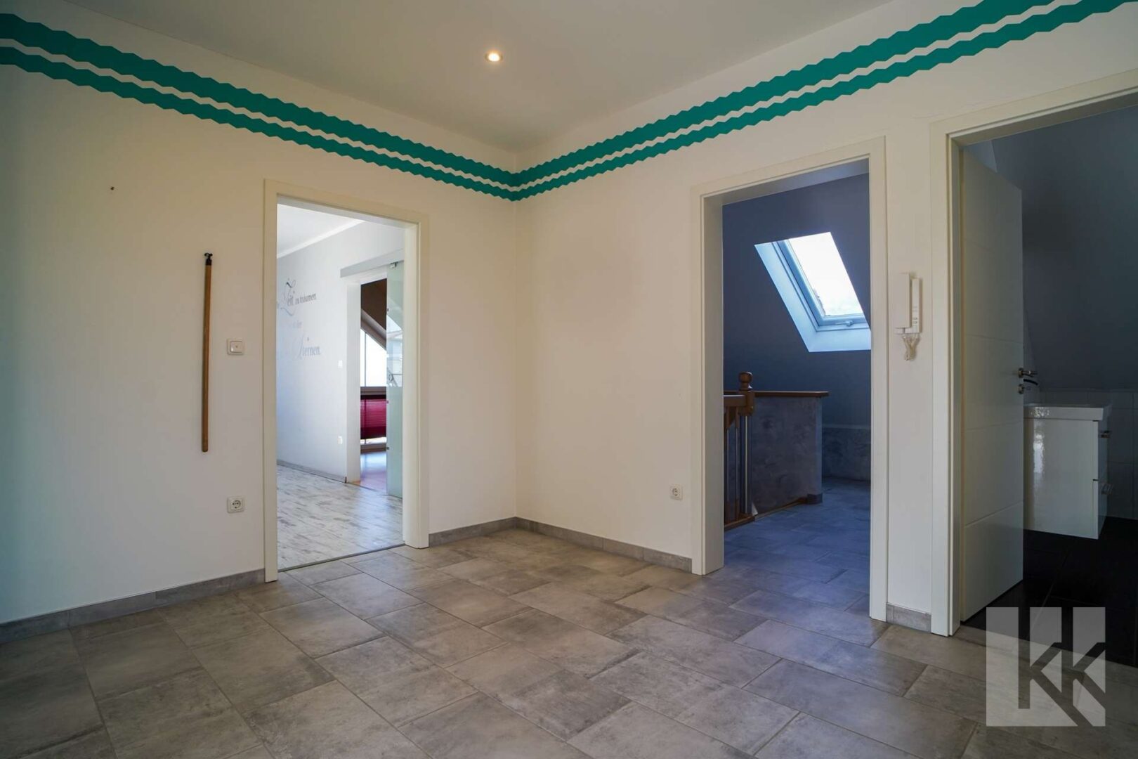 Auch im OG verbindet ein zentraler Flur die Zimmer