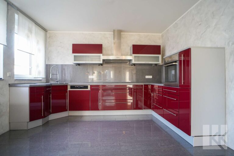 ...moderner Einbauküche und...