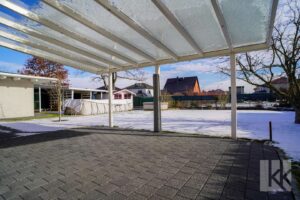 Davor: Die (überdachte) Terrasse in...