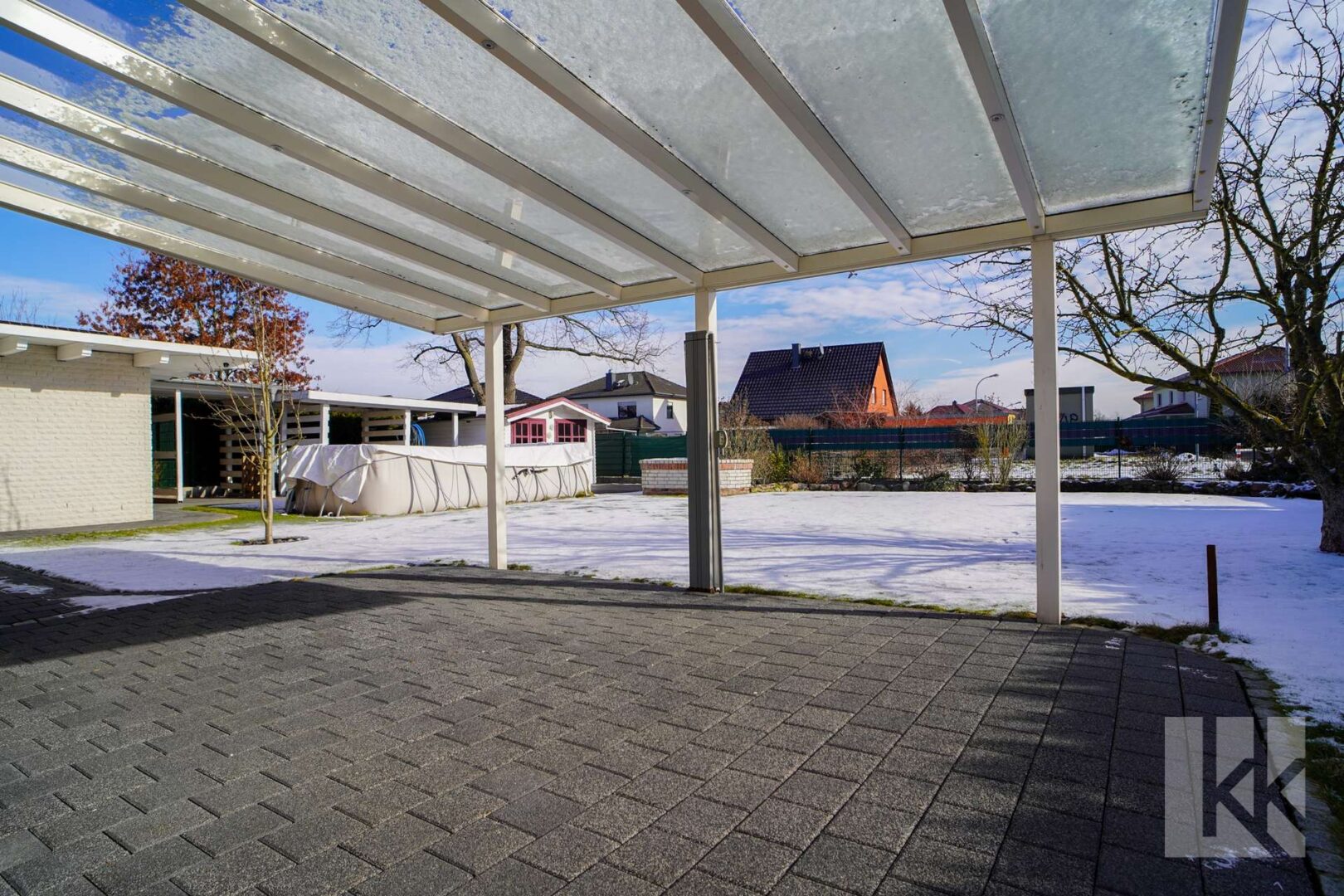 Davor: Die (überdachte) Terrasse in...