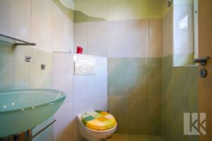 Praktisch im Eingangsbereich: Ein Gäste-WC