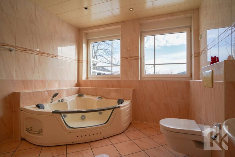 ...Whirlpool-Eckbadewanne