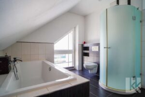 ...Badewanne und Dusche