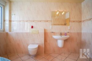 Das Badezimmer mit...