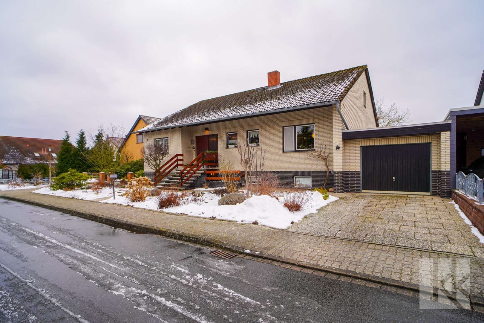 Hausansicht mit Stellplatz und Garage