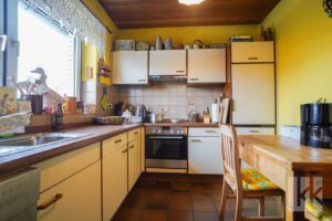 ...praktische, abgetrennte Küche