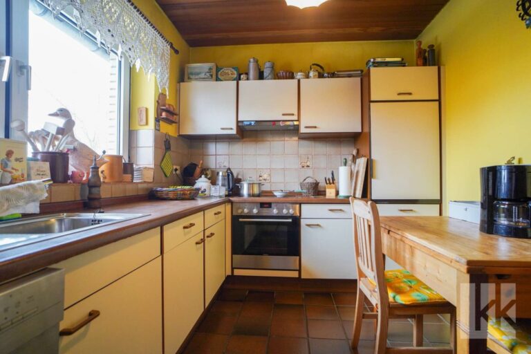 ...praktische, abgetrennte Küche