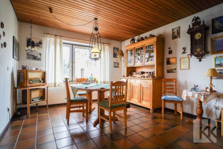 ...Großer Essbereich mit...