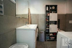 Modernes Badezimmer mit...