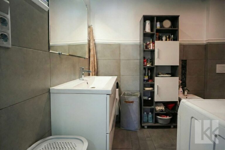 Modernes Badezimmer mit...