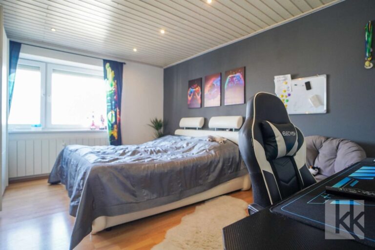 ...Kleiderschränke und einen Arbeitsplatz