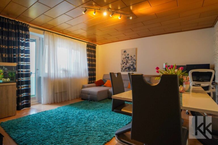 ...Esszimmer mit Zugang zum...