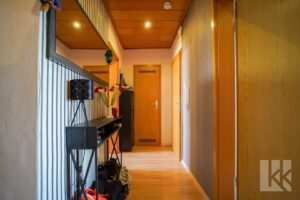 Geräumiger Eingangsbereich und zentraler Flur