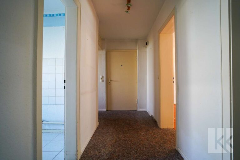 Ein zentraler Flur verbindet die Räume