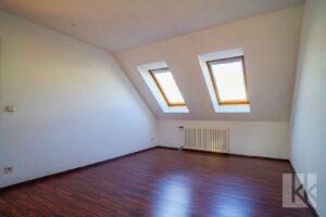 Schlafzimmer mit viel Tageslicht