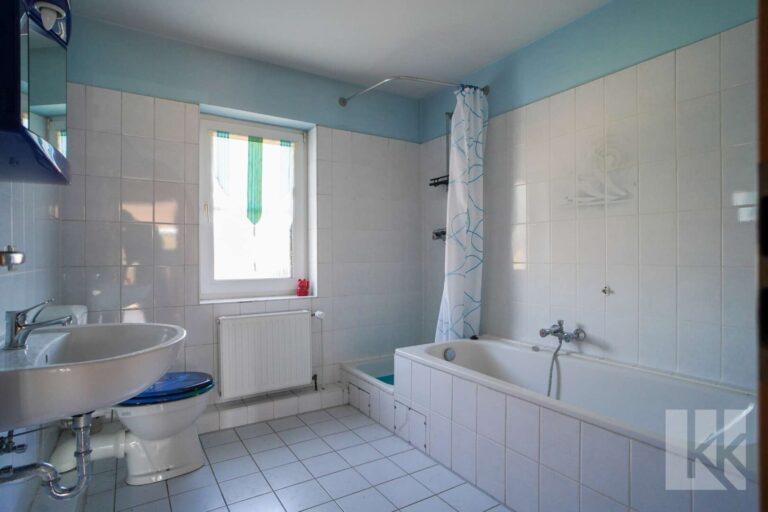 Das Hauptbad mit Dusche und Badewanne