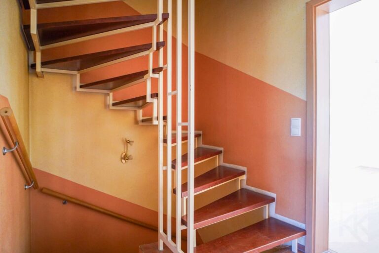 Eine feste Treppe führt ins...