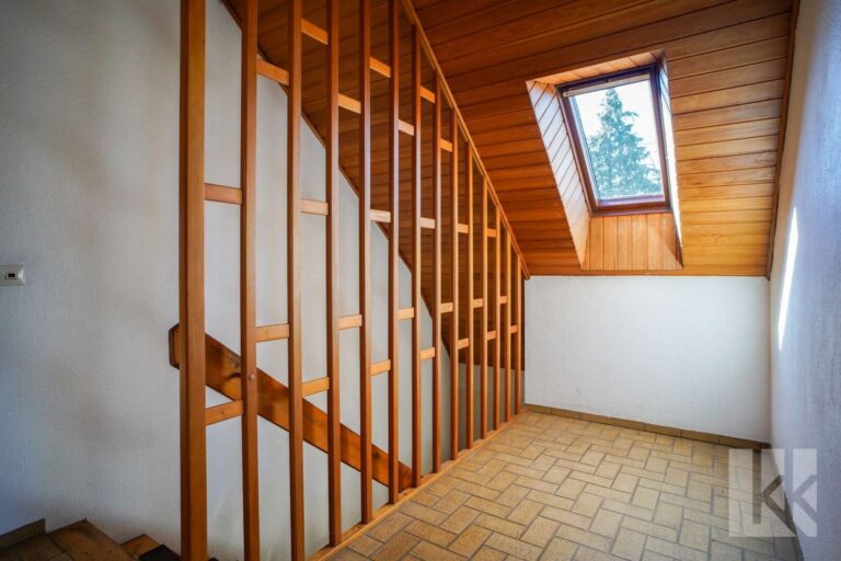 Treppenaufgang mit Platz für einen Schreibtisch