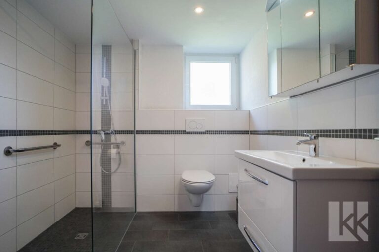 Saniertes Badezimmer mit ebenerdiger Dusche